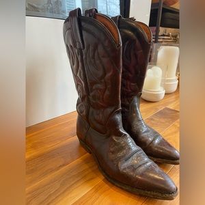 Vintage cowboy boots, size 7.5.